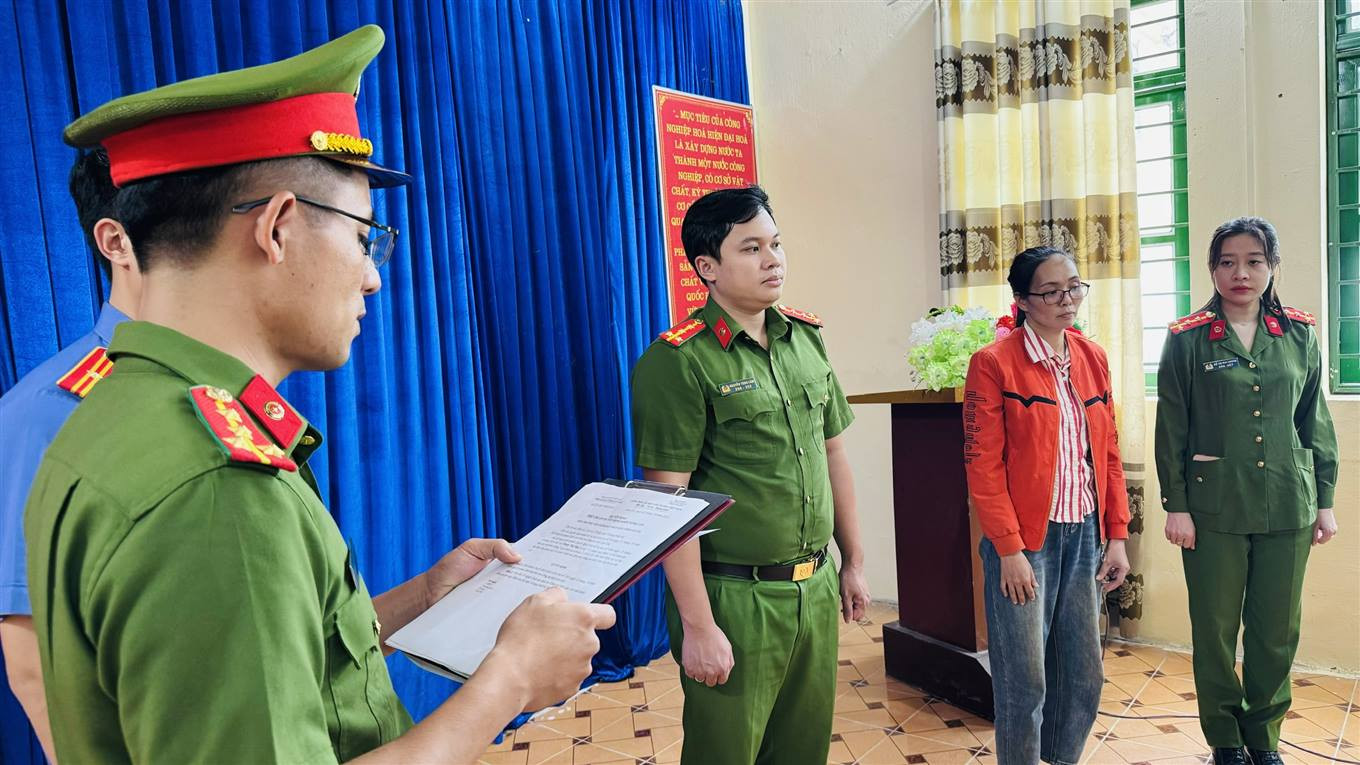 Cơ quan Cảnh sát điều tra Công an tỉnh Lào Cai thi hành Quyết định khởi tố bị can, Lệnh bắt bị can để tạm giam đối với Phạm Thị Mai. Ảnh: Công an tỉnh Lào Cai