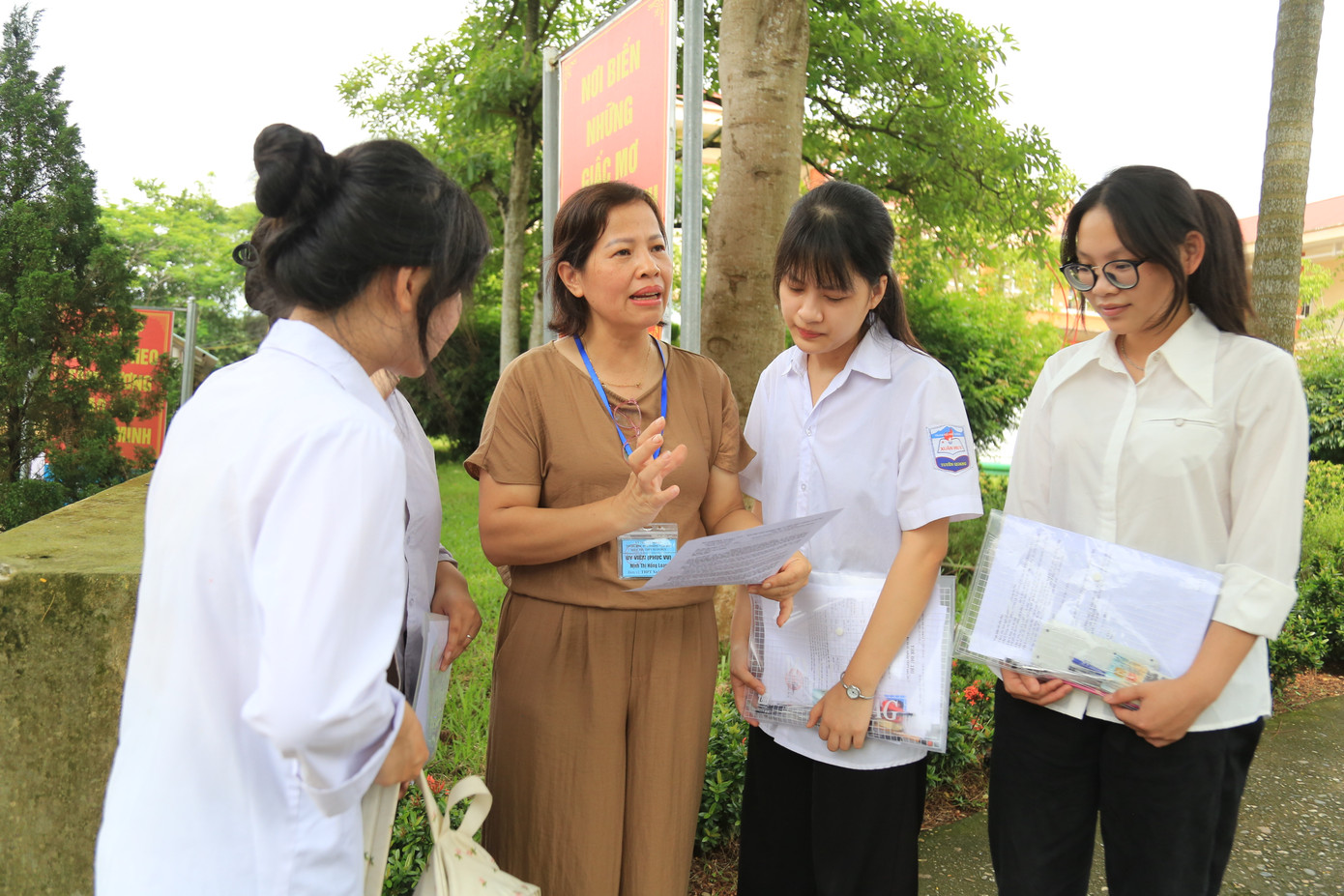 Cô giáo Ninh Thị Hồng Loan soát lại bài cùng các học sinh sau kỳ thi. Sau môn thi đầu tiên, Đang nhận xét đề thi cũng hợp sức mình, em dự đoán được khoảng 7 điểm. Cô giáo Ninh Thị Hồng Loan soát lại bài cùng các học sinh sau kỳ thi. Sau môn thi đầu tiên, Đang nhận xét đề thi cũng hợp sức mình, em dự đoán được khoảng 7 điểm.