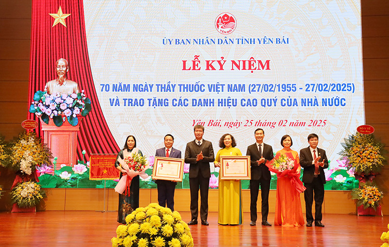 Các tập thể lên nhận danh hiệu Huân chương Lao động hạng Nhất và hạng Ba. Ảnh: Cổng thông tin tỉnh Yên Bái.