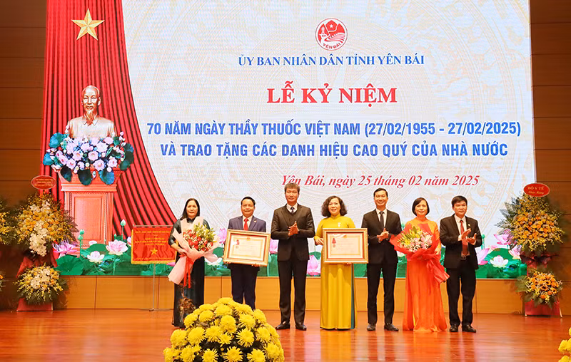 Các tập thể lên nhận danh hiệu Huân chương Lao động hạng Nhất và hạng Ba. Ảnh: Cổng thông tin tỉnh Yên Bái. Các tập thể lên nhận danh hiệu Huân chương Lao động hạng Nhất và hạng Ba. Ảnh: Cổng thông tin tỉnh Yên Bái.