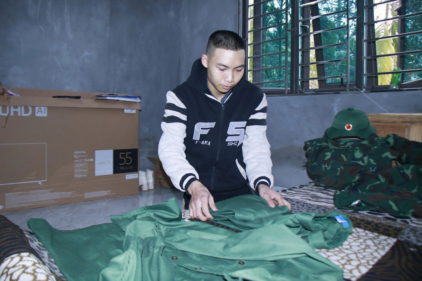 Trần Công Bằng sắp xếp quân tư trang chuẩn bị nhập ngũ.