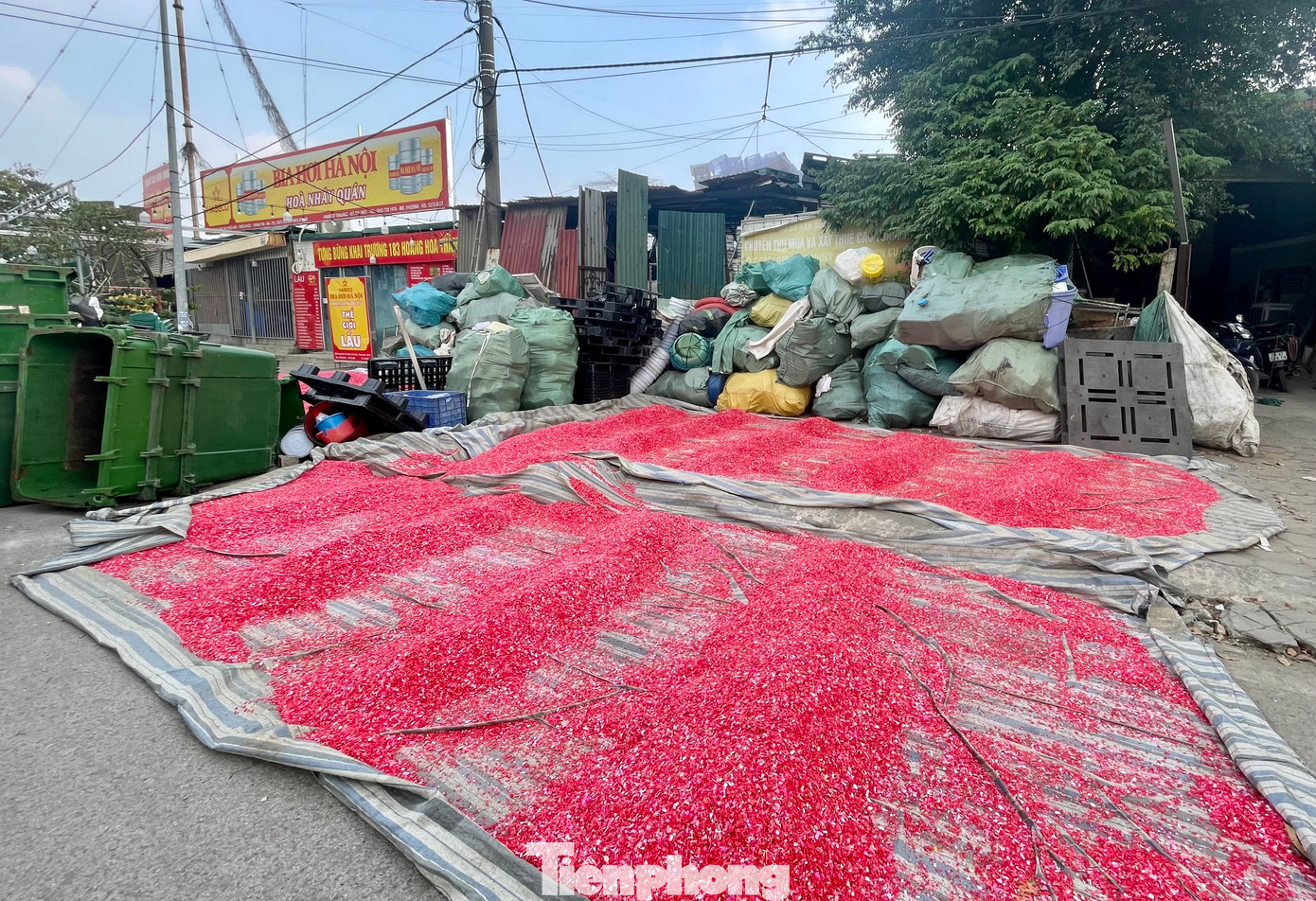 Cách đó không xa, một điểm thu mua phế liệu khác còn ngang nhiên phơi nhựa và tập kết phế liệu ra đường.