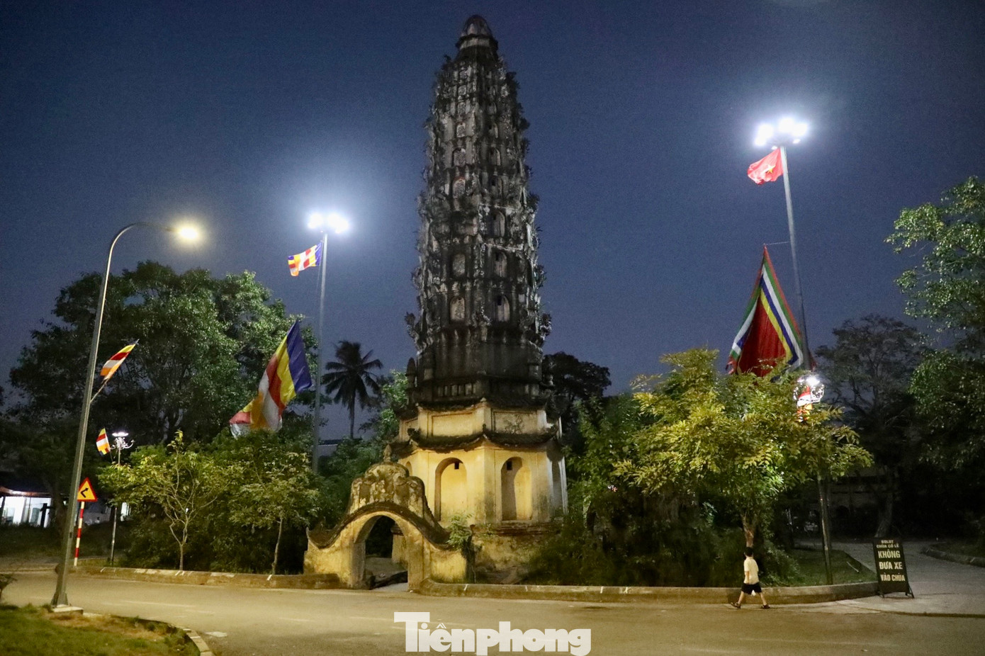 Lễ hội chùa Cổ Lễ diễn ra từ ngày 13 đến 16/9 âm lịch hàng năm với nhiều trò chơi dân gian như lễ rước Phật, đấu vật, đánh cờ người, đua tải trên dòng sông uốn lượn quanh chùa... nhằm kỷ niệm, suy tôn Đức Thánh Tổ Nguyễn Minh Không.