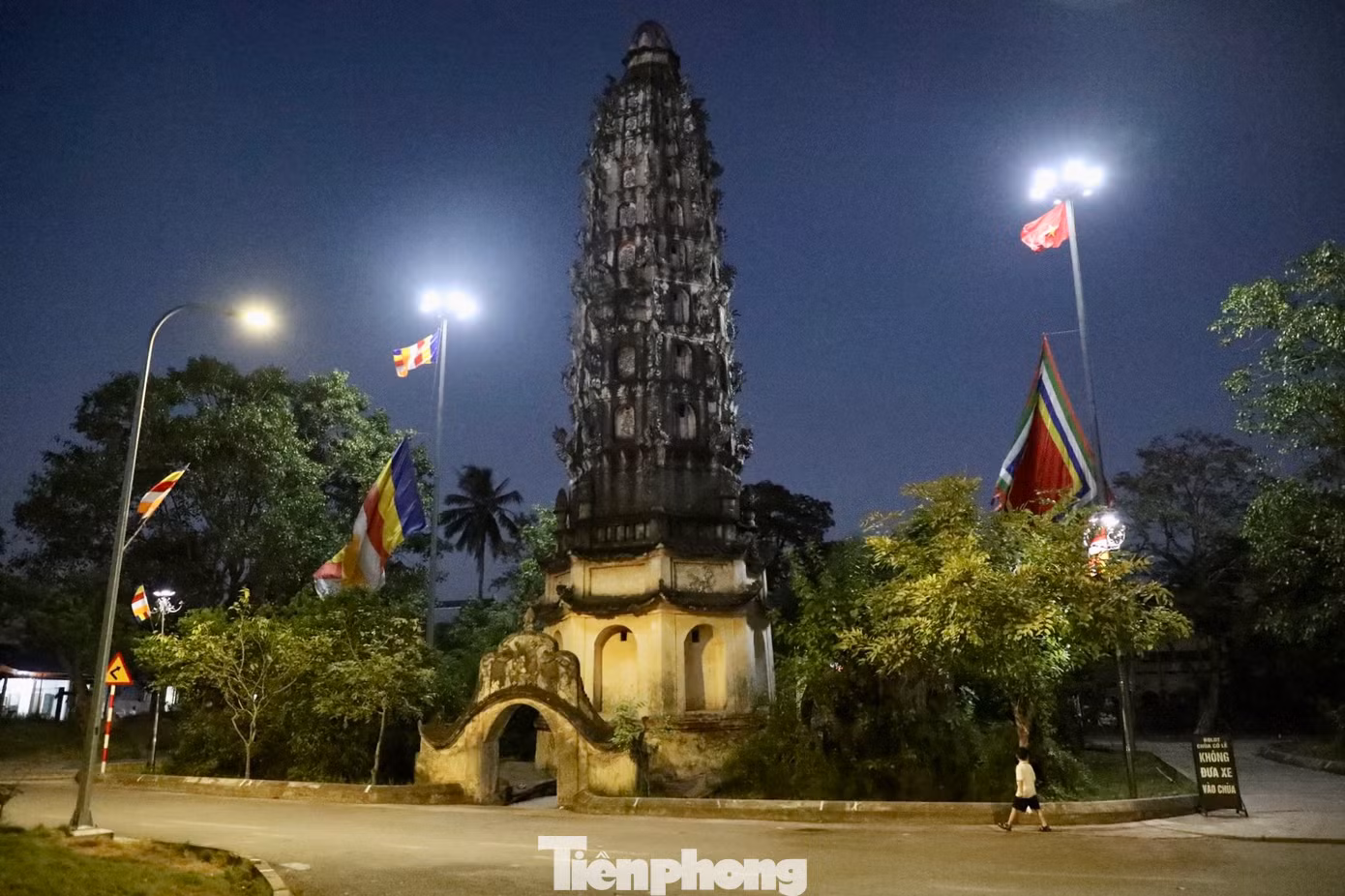 Lễ hội chùa Cổ Lễ diễn ra từ ngày 13 đến 16/9 âm lịch hàng năm với nhiều trò chơi dân gian như lễ rước Phật, đấu vật, đánh cờ người, đua tải trên dòng sông uốn lượn quanh chùa... nhằm kỷ niệm, suy tôn Đức Thánh Tổ Nguyễn Minh Không.