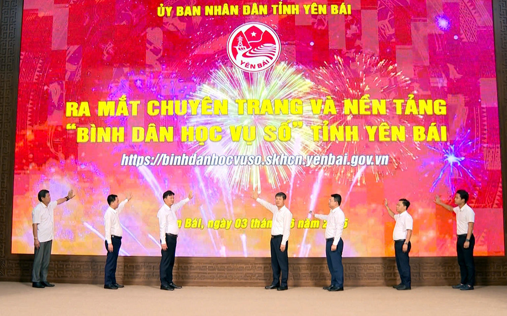 Tại chương trình, các đồng chí lãnh đạo đã thực hiện nghi thức bấm nút khai trương Chuyên trang "Bình dân học vụ số” tỉnh Yên Bái. Tại chương trình, các đồng chí lãnh đạo đã thực hiện nghi thức bấm nút khai trương Chuyên trang "Bình dân học vụ số” tỉnh Yên Bái.