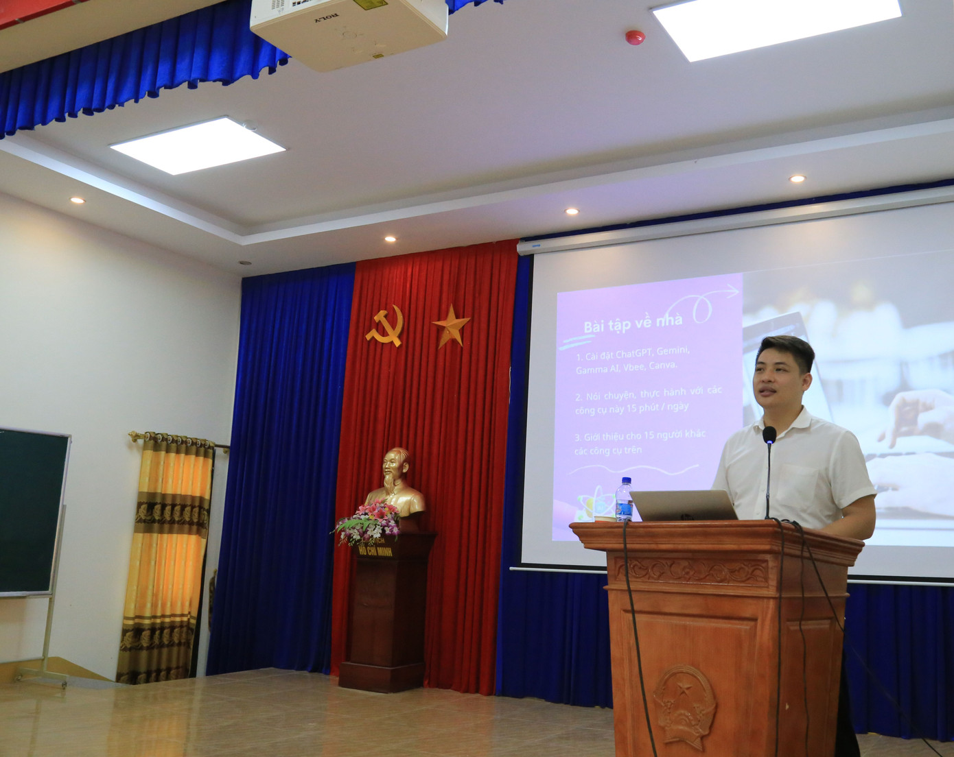 Chuyên gia AI của Sở Khoa học và Công nghệ tập huấn trí tuệ nhân tạo cho thanh niên vùng cao tại huyện Trạm Tấu. Chuyên gia AI của Sở Khoa học và Công nghệ tập huấn trí tuệ nhân tạo cho thanh niên vùng cao tại huyện Trạm Tấu.