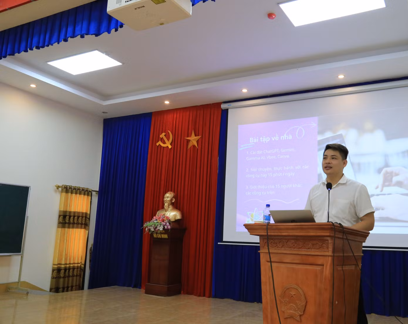 Chuyên gia AI của Sở Khoa học và Công nghệ tập huấn trí tuệ nhân tạo cho thanh niên vùng cao tại huyện Trạm Tấu.