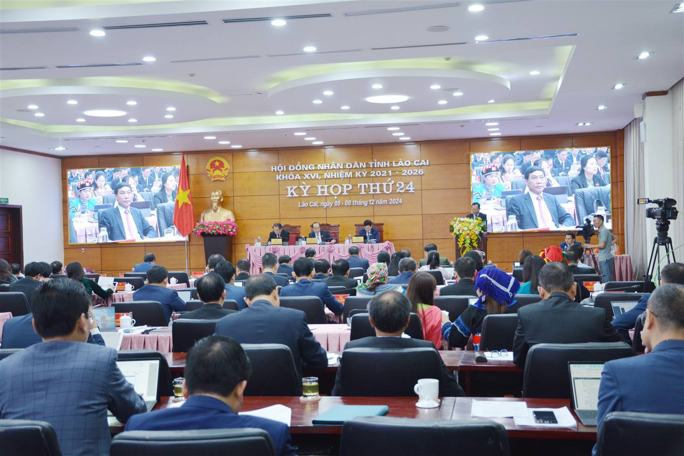 Kỳ họp thứ 24 HĐND tỉnh Lào Cai khóa XVI, nhiệm kỳ 2021-2026. Ảnh: Cổng thông tin điện tử tỉnh Lào Cai. Kỳ họp thứ 24 HĐND tỉnh Lào Cai khóa XVI, nhiệm kỳ 2021-2026. Ảnh: Cổng thông tin điện tử tỉnh Lào Cai.