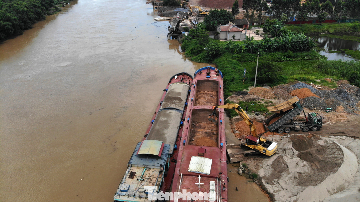 Trả lời việc này, ông Dương Văn Tuấn, Phó trưởng phòng Quản lý đô thị (QLĐT), huyện Yên Dũng nói: Các bến này có hàng trăm khối cát, cũng phải chờ họ… bán hết.