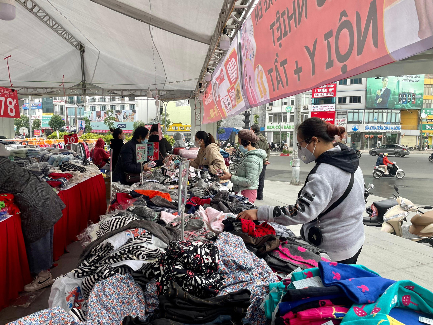 Quần áo nhiều mẫu mã chồng chéo lên nhau, ai cũng muốn tìm cho mình và người thân quần áo ưng ý và vừa vặn Quần áo nhiều mẫu mã chồng chéo lên nhau, ai cũng muốn tìm cho mình và người thân quần áo ưng ý và vừa vặn