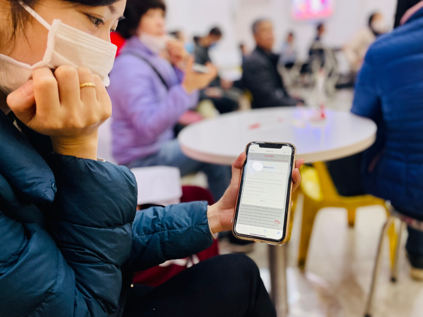 Một chủ thuê bao kiểm tra thông tin trên ứng dụng của nhà mạng.