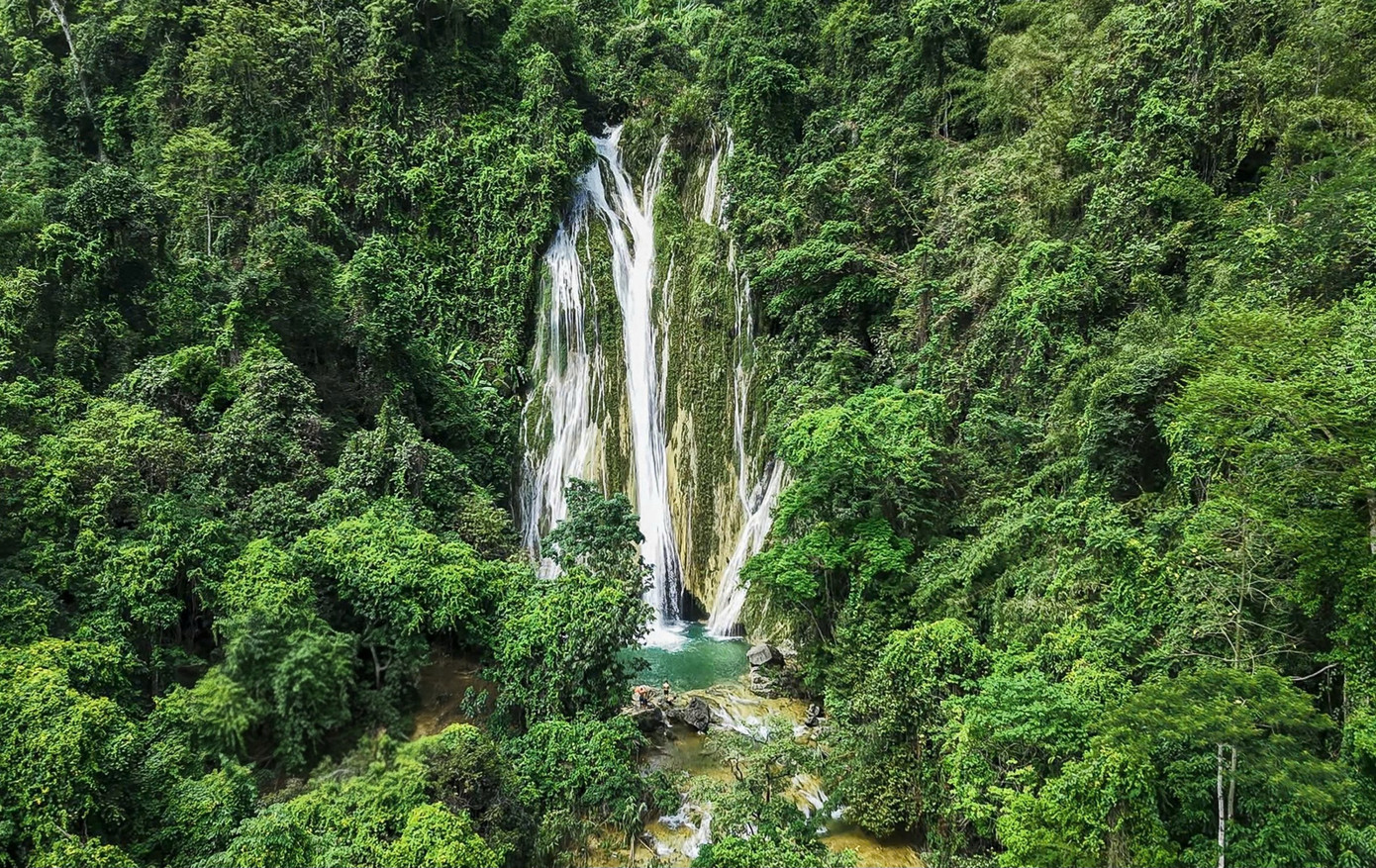 Thác Khuổi Nhi có chiều dài hơn 3 km, gồm 5 tầng nước đổ nối tiếp nhau, tạo thành chuỗi thác đan xen nhiều khe suối và những vực nước xanh trong vắt. Nằm giữa vùng lòng hồ sinh thái Na Hang, nơi đây chỉ có thể tiếp cận bằng thuyền, mang đến cho du khách cảm giác khám phá đầy thú vị giữa thiên nhiên hoang sơ.