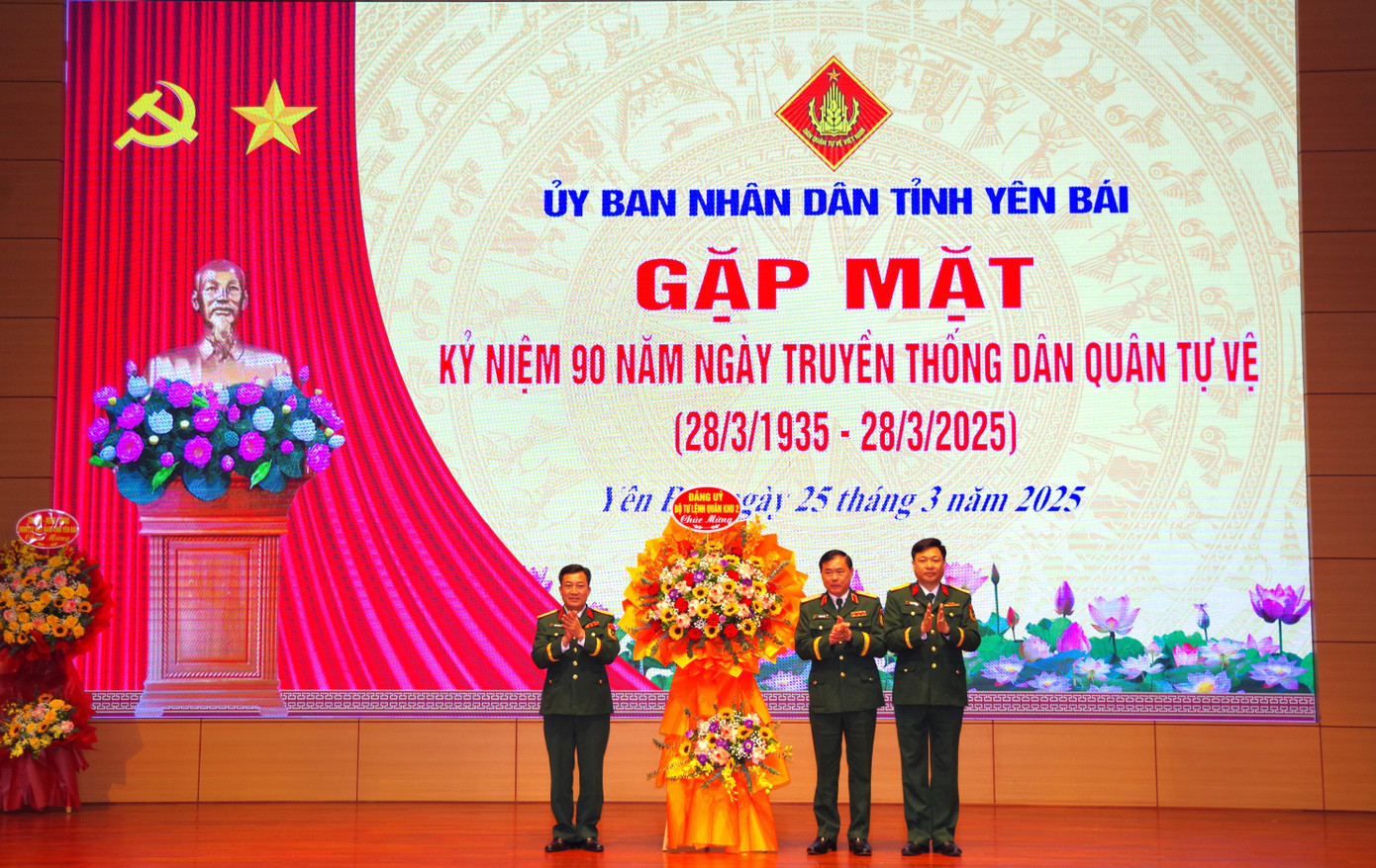 Thiếu tướng Tô Quang Hanh - Phó Tham mưu trưởng Quân khu 2 tặng hoa chúc mừng lực lượng DQTV tỉnh Yên Bái nhân kỷ niệm 90 năm ngày truyền thống. Thiếu tướng Tô Quang Hanh - Phó Tham mưu trưởng Quân khu 2 tặng hoa chúc mừng lực lượng DQTV tỉnh Yên Bái nhân kỷ niệm 90 năm ngày truyền thống.