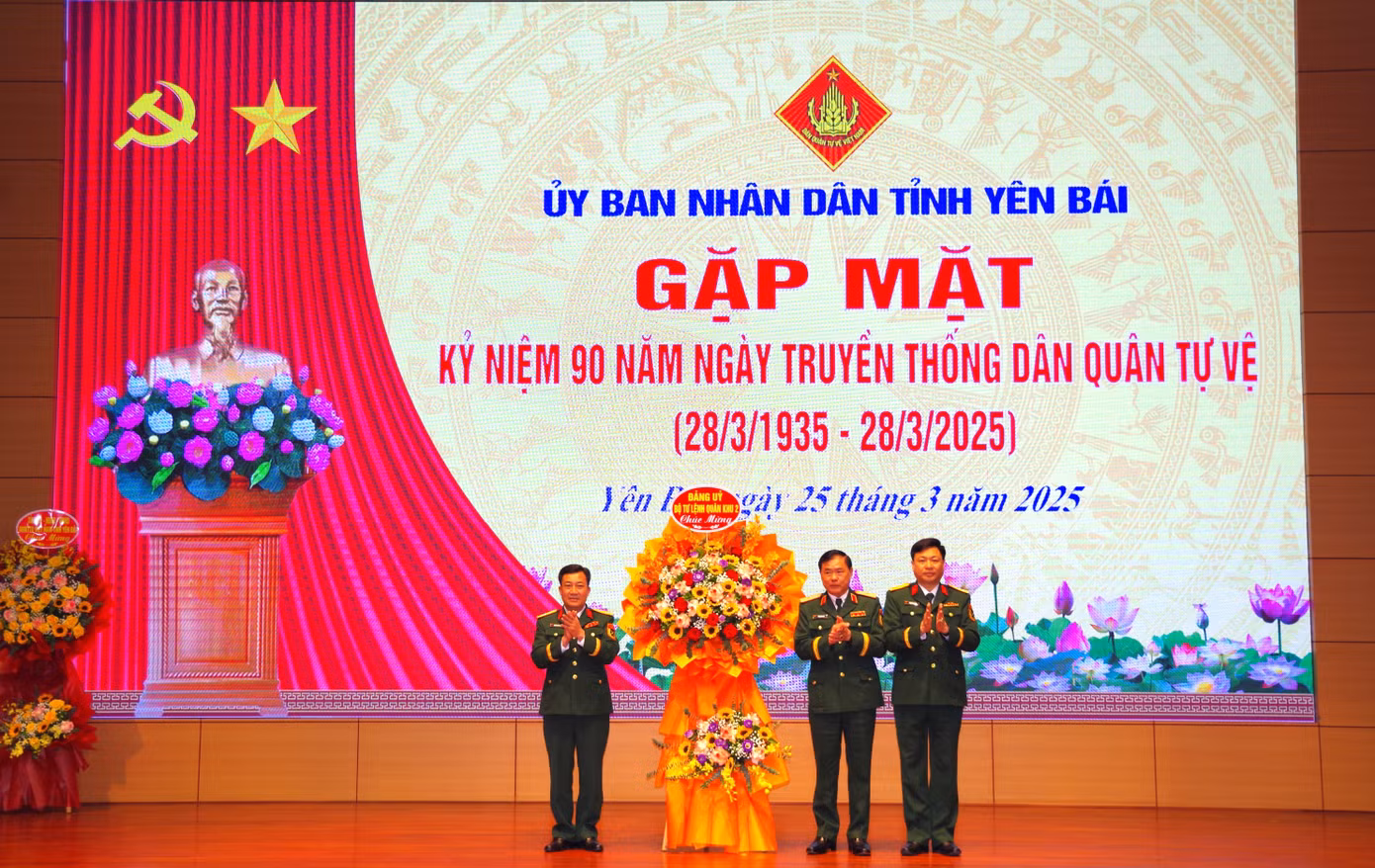 Thiếu tướng Tô Quang Hanh - Phó Tham mưu trưởng Quân khu 2 tặng hoa chúc mừng lực lượng DQTV tỉnh Yên Bái nhân kỷ niệm 90 năm ngày truyền thống.