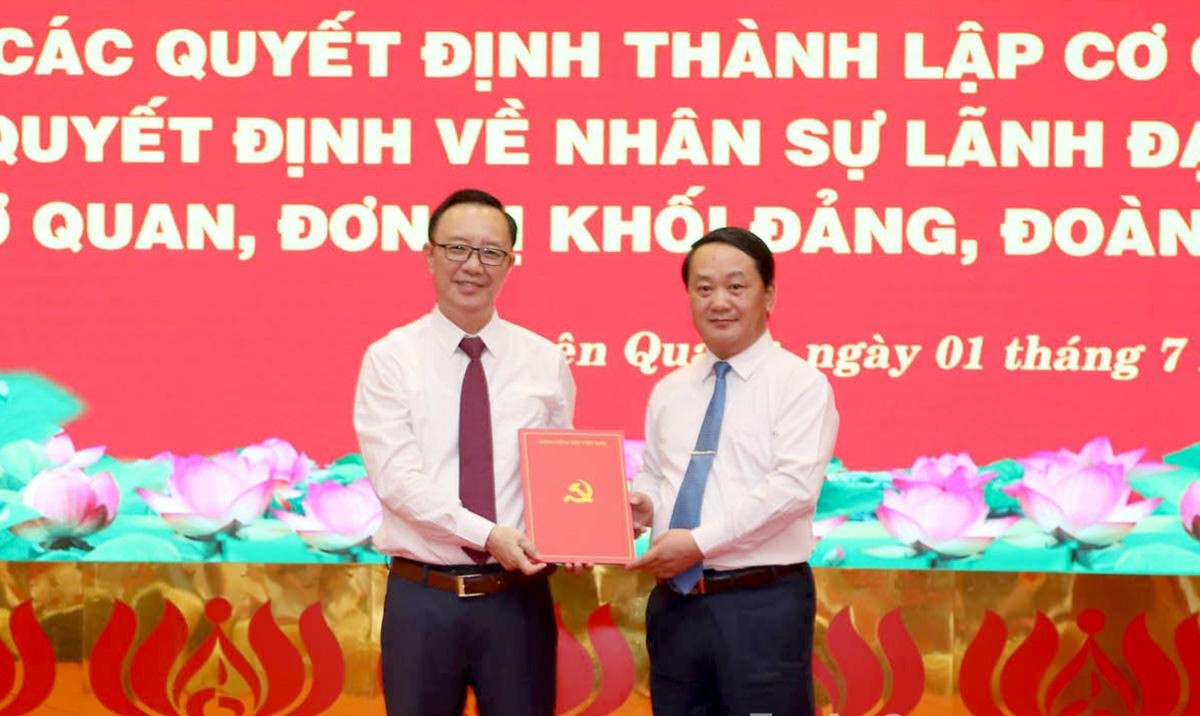 Trao Quyết định nghỉ hưu của Ban Bí thư Trung ương Đảng cho ông Thào Hồng Sơn - Phó Bí thư Thường trực Tỉnh ủy, Chủ tịch HĐND tỉnh Hà Giang (cũ). Ảnh: Văn Nghị
