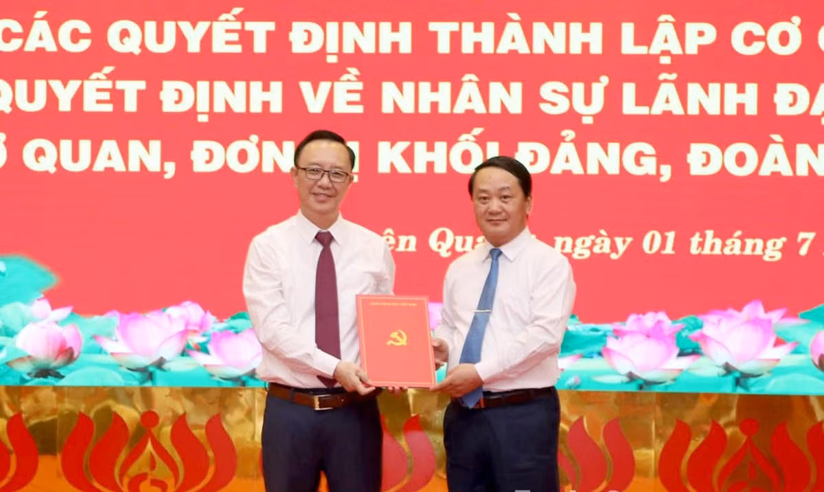 Trao Quyết định nghỉ hưu của Ban Bí thư Trung ương Đảng cho ông Thào Hồng Sơn - Phó Bí thư Thường trực Tỉnh ủy, Chủ tịch HĐND tỉnh Hà Giang (cũ). Ảnh: Văn Nghị