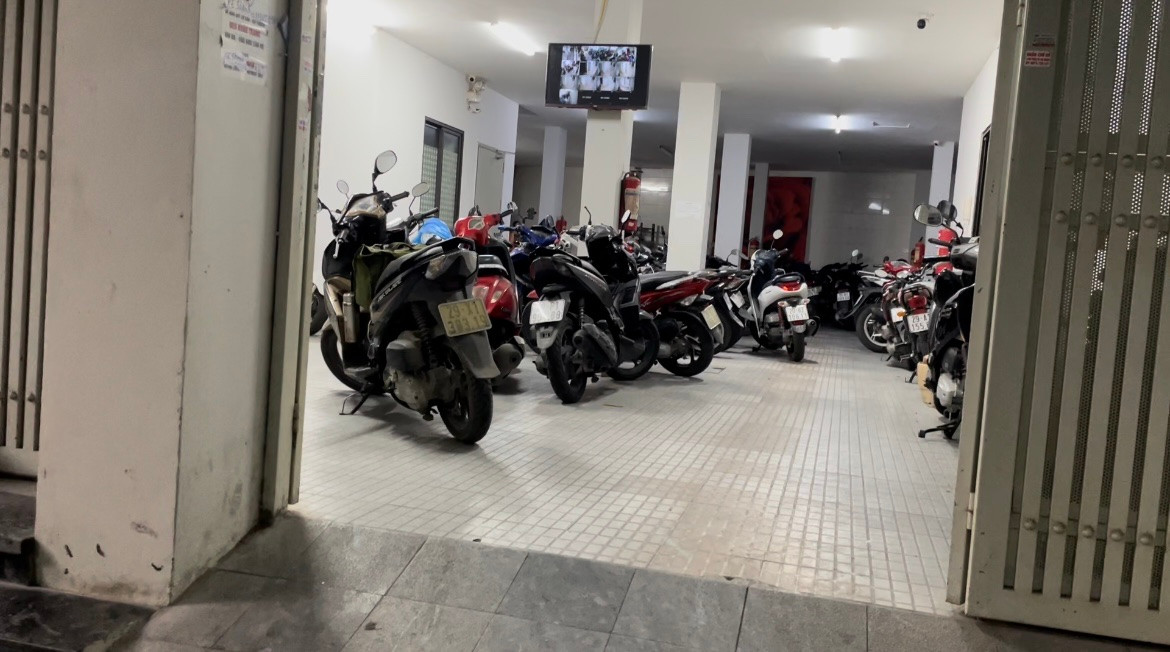 Ngay tầng 1 là nhà để xe. Xe được xếp san sát, chật kín. Ngay tầng 1 là nhà để xe. Xe được xếp san sát, chật kín.