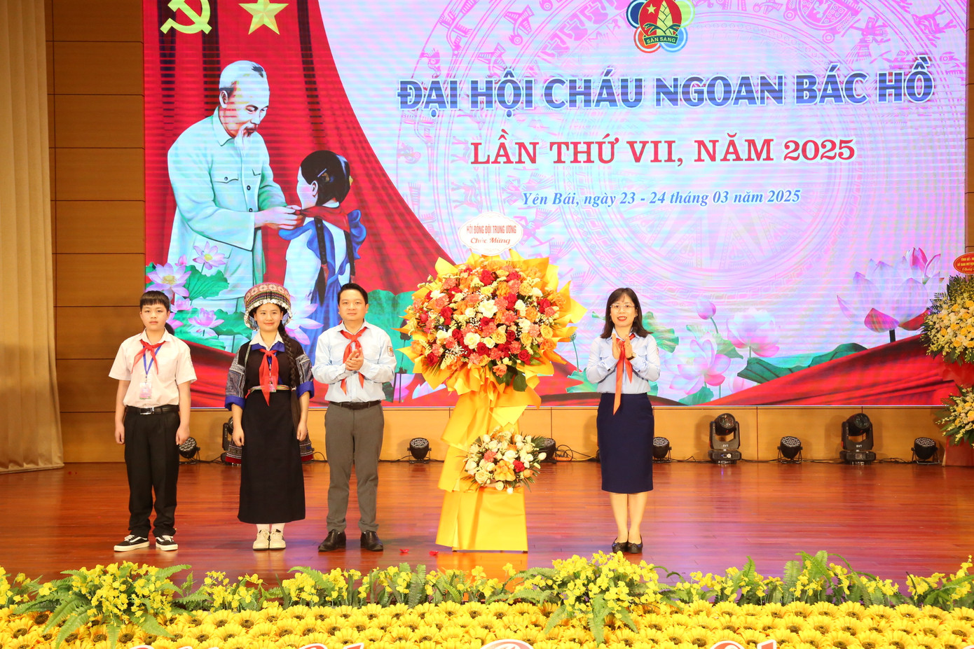 Chị Lê Thị Hải Hà – Phó Trưởng ban Công tác thiếu nhi T.Ư Đoàn trao tặng lẵng hoa của T.Ư Đoàn, Hội đồng Đội Trung ương chúc mừng Đại hội. Chị Lê Thị Hải Hà – Phó Trưởng ban Công tác thiếu nhi T.Ư Đoàn trao tặng lẵng hoa của T.Ư Đoàn, Hội đồng Đội Trung ương chúc mừng Đại hội.