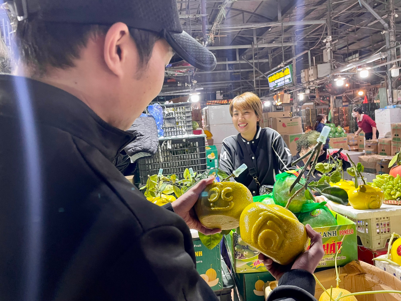 Bưởi Diễn tạo hình thỏi vàng, chữ tài lộc được khách thích thú.