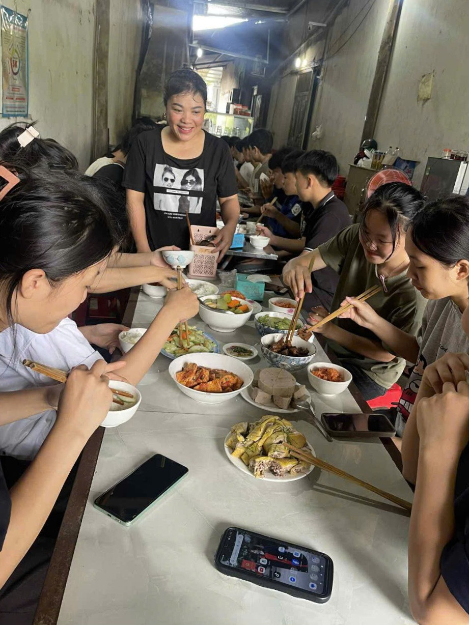 Chị Tạ Thị Hà nấu ăn trưa cho các thí sinh sau khi kết thúc môn thi đầu tiên.