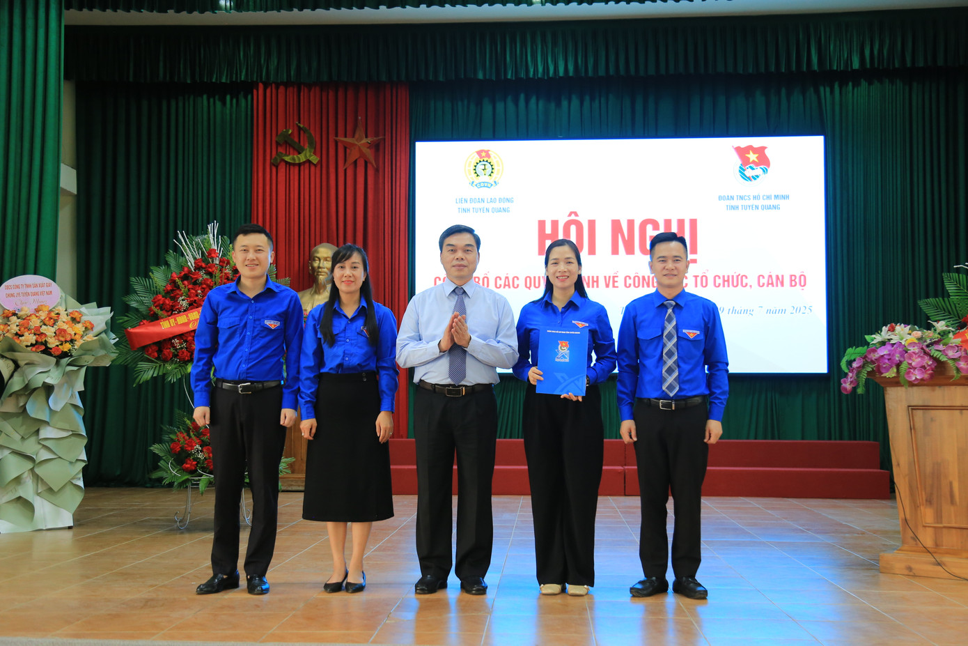 Trao quyết định cho các Bí thư, Phó Bí thư Tỉnh Đoàn Tuyên Quang.