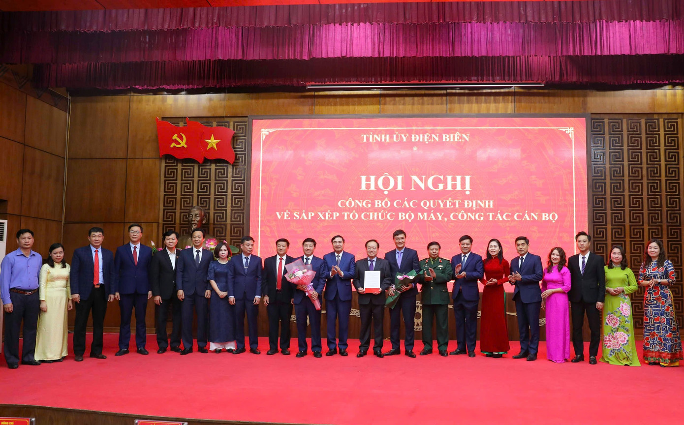 Thường trực Tỉnh ủy trao Quyết định, tặng hoa các đồng chí Ủy viên Ban chấp hành Đảng bộ các cơ quan Đảng tỉnh nhiệm kỳ 2020-2025. Ảnh: Cổng thông tin tỉnh Điện Biên