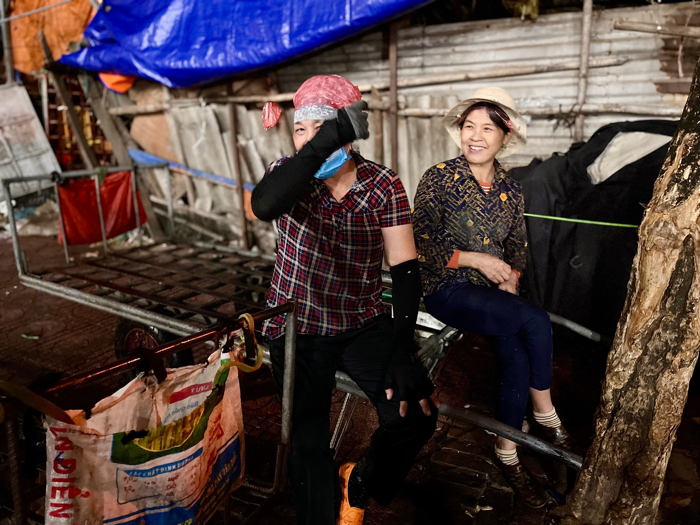 Dù thời tiết lạnh buốt vẫn có những giọt mồ lấm tấm rơi. Các bà, các chị cửu vạn chia sẻ, tết của họ phụ thuộc vào thời gian của chủ hàng. "khoảng 29 hoặc 30 Tết tôi mới về. Mùng 2 chợ mở là tôi lên rồi. Về cúng bái và dọn dẹp nhà cửa, chứ Tết tôi cũng đi hàng xóm, người thân, chốc lát là xong", một cửu vạn chia sẻ.