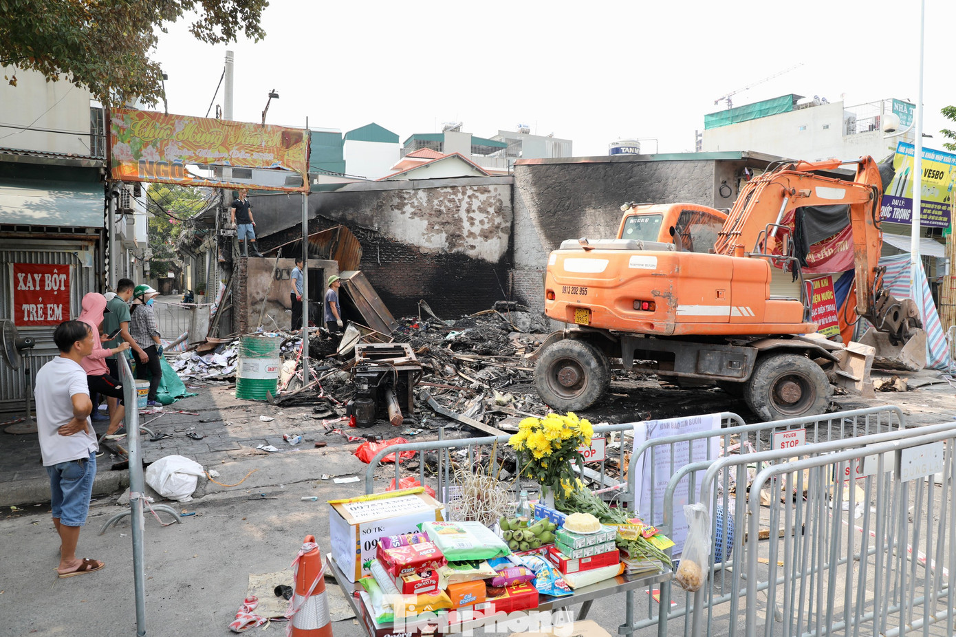 Trong 10 năm qua, trên địa bàn cả nước đã xảy rất nhiều vụ cháy liên quan đến kho bãi chứa phế liệu. Trong đó, nghiêm trọng nhất: Ngày 19/3/2016, ở Văn Phú, quận Hà Đông, TP. Hà Nội một người đàn ông thu gom phế liệu trong quá trình cưa bom đã phát nổ gây thiệt hại nghiêm trọng khiến 5 người chết, 10 người bị thương, hơn 200 ngôi nhà bị hư hại... Ảnh: Hiện trường vụ cháy tại huyện Thanh Trì tối 26/10.