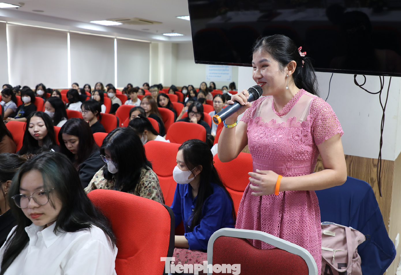 Vũ Thị Hải Anh, sinh viên khiếm thị chia sẻ tại buổi tọa đàm.