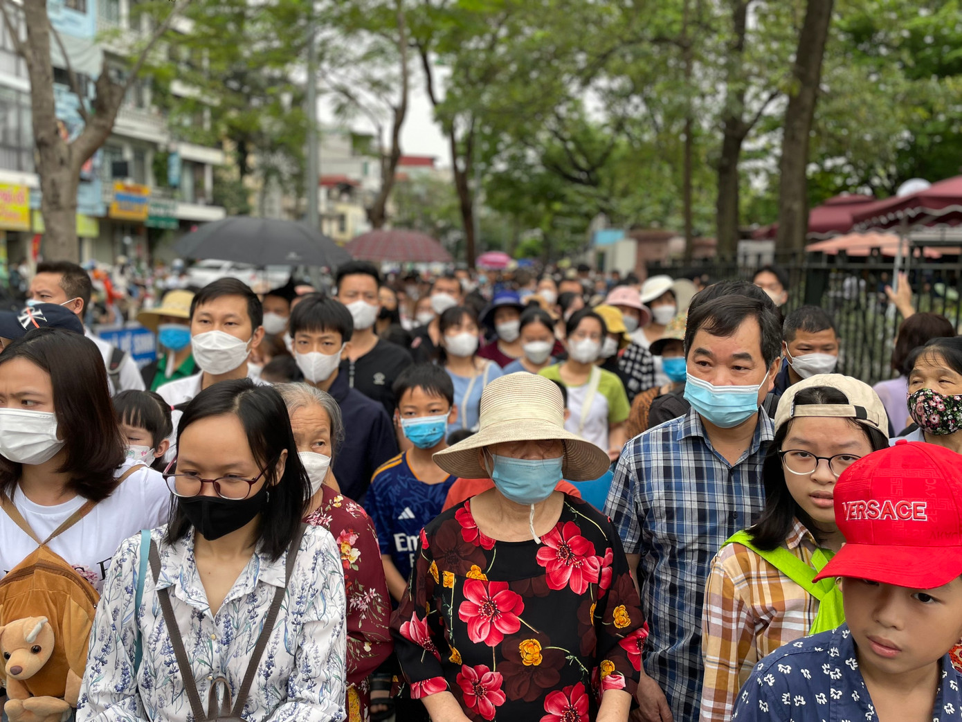 Trong ảnh, khách xếp hàng từ đường Ngọc Hà - tuyến phố cạnh Lăng để được dẫn vào viếng Bác.