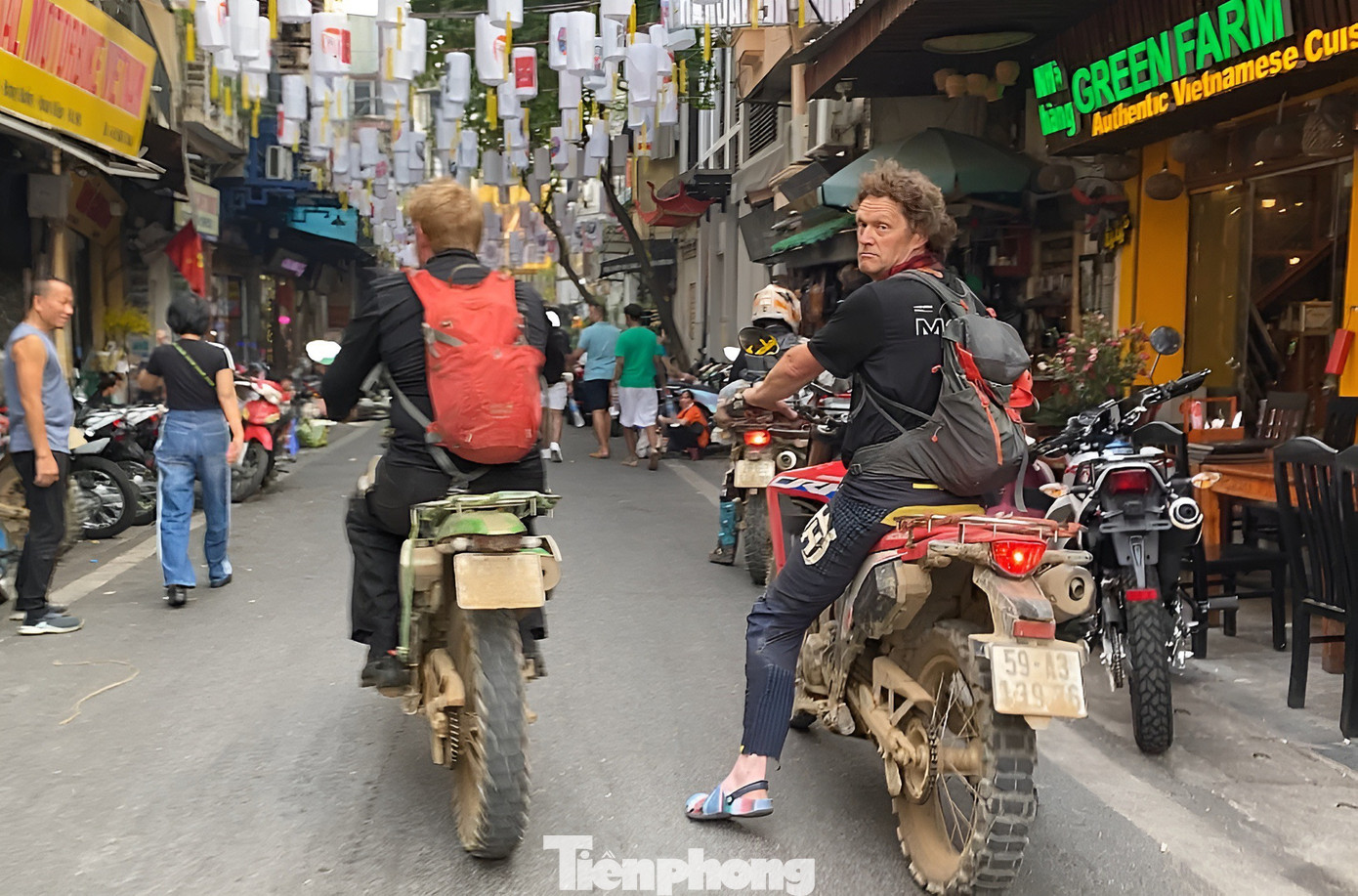 Tại đường Đào Duy Từ, Hoàn Kiếm, Hà Nội, một nhóm du khách nước ngoài điều khiển môtô địa hình để du lịch "bụi", tuy nhiên không đội mũ bảo hiểm khi tham gia giao thông.