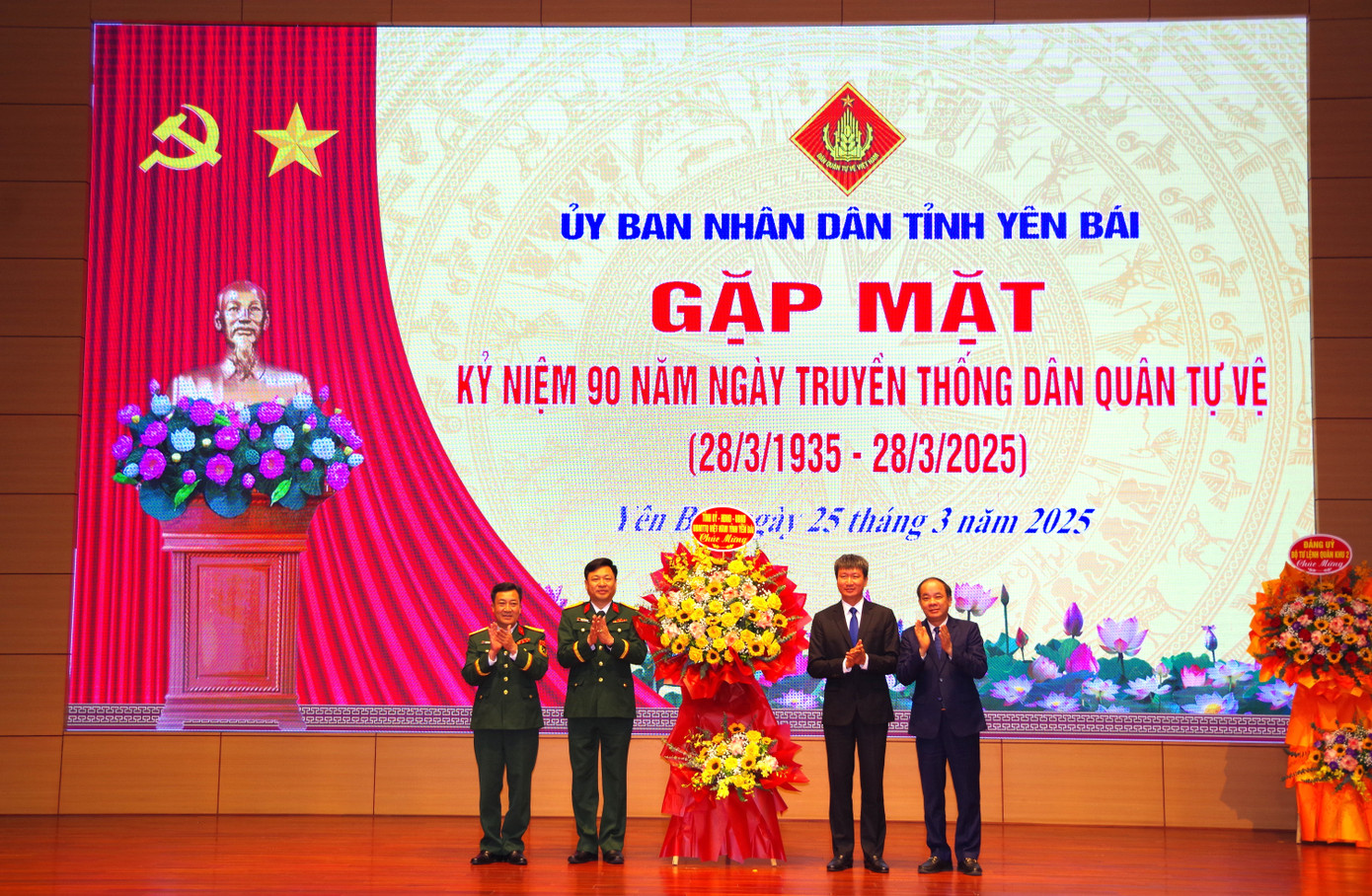 Bí thư Tỉnh ủy Yên Bái Trần Huy Tuấn và Phó Bí thư Thường trực Tỉnh ủy, Chủ tịch HĐND tỉnh Tạ Văn Long tặng hoa chúc mừng lực lượng DQTV tỉnh Yên Bái nhân kỷ niệm 90 năm ngày truyền thống. Bí thư Tỉnh ủy Yên Bái Trần Huy Tuấn và Phó Bí thư Thường trực Tỉnh ủy, Chủ tịch HĐND tỉnh Tạ Văn Long tặng hoa chúc mừng lực lượng DQTV tỉnh Yên Bái nhân kỷ niệm 90 năm ngày truyền thống.