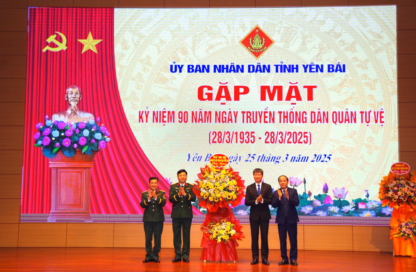 Bí thư Tỉnh ủy Yên Bái Trần Huy Tuấn và Phó Bí thư Thường trực Tỉnh ủy, Chủ tịch HĐND tỉnh Tạ Văn Long tặng hoa chúc mừng lực lượng DQTV tỉnh Yên Bái nhân kỷ niệm 90 năm ngày truyền thống.