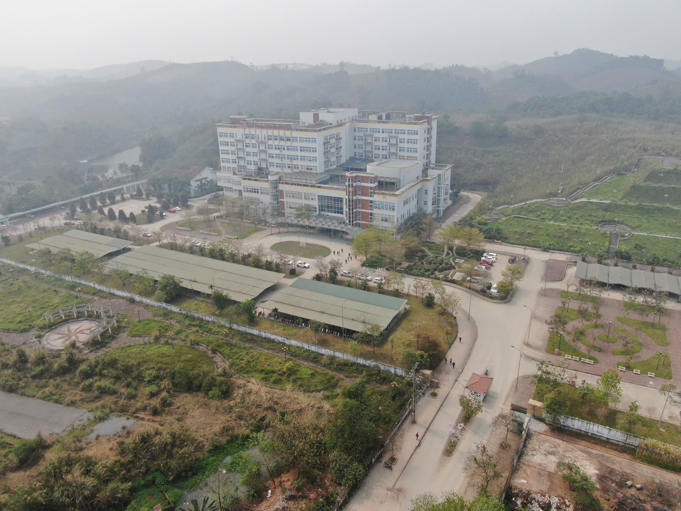 Bệnh viện Đa khoa tỉnh Yên Bái hiện nay có diện tích 137.144 m2, xây dựng trên 43.000 m2, gồm 4 khối nhà, đưa vào sử dụng năm 2016. Khối nhà chính có 8 tầng nổi, 1 tầng hầm, 500 giường bệnh, hệ thống thang máy, thang cuốn. Ba khối phụ trợ gồm nhà chuyên gia, nhà điều trị bệnh nhiệt đới, nhà đại thể.