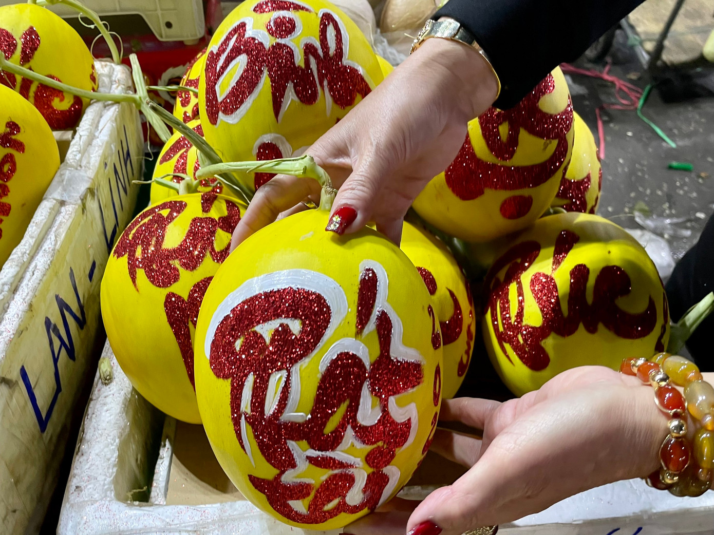 Dưa kim cô nương được trang trí chữ thư pháp như phát tài, phúc, lộc, bình an... để chào đón năm mới.