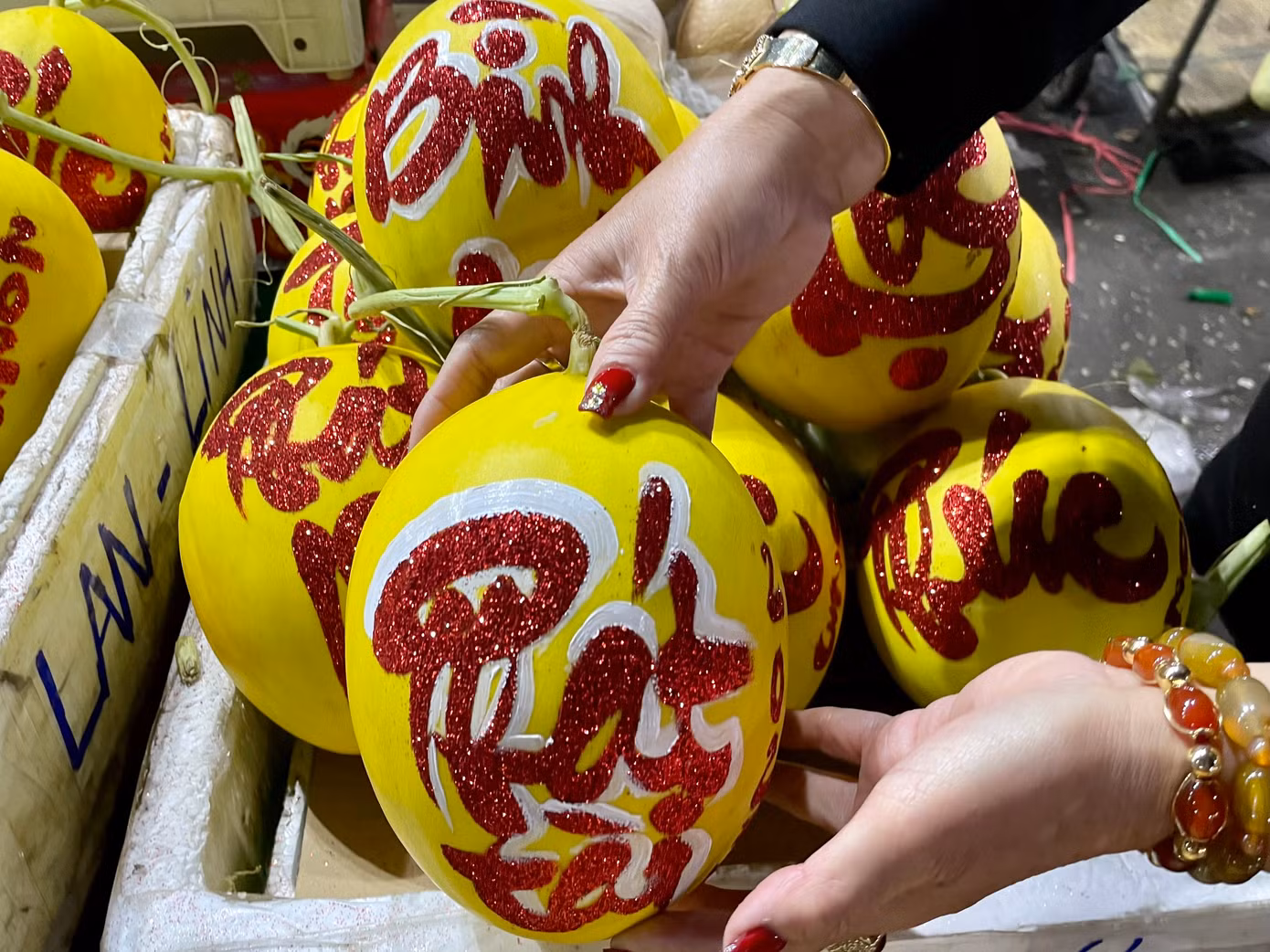 Dưa kim cô nương được trang trí chữ thư pháp như phát tài, phúc, lộc, bình an... để chào đón năm mới. Dưa kim cô nương được trang trí chữ thư pháp như phát tài, phúc, lộc, bình an... để chào đón năm mới.