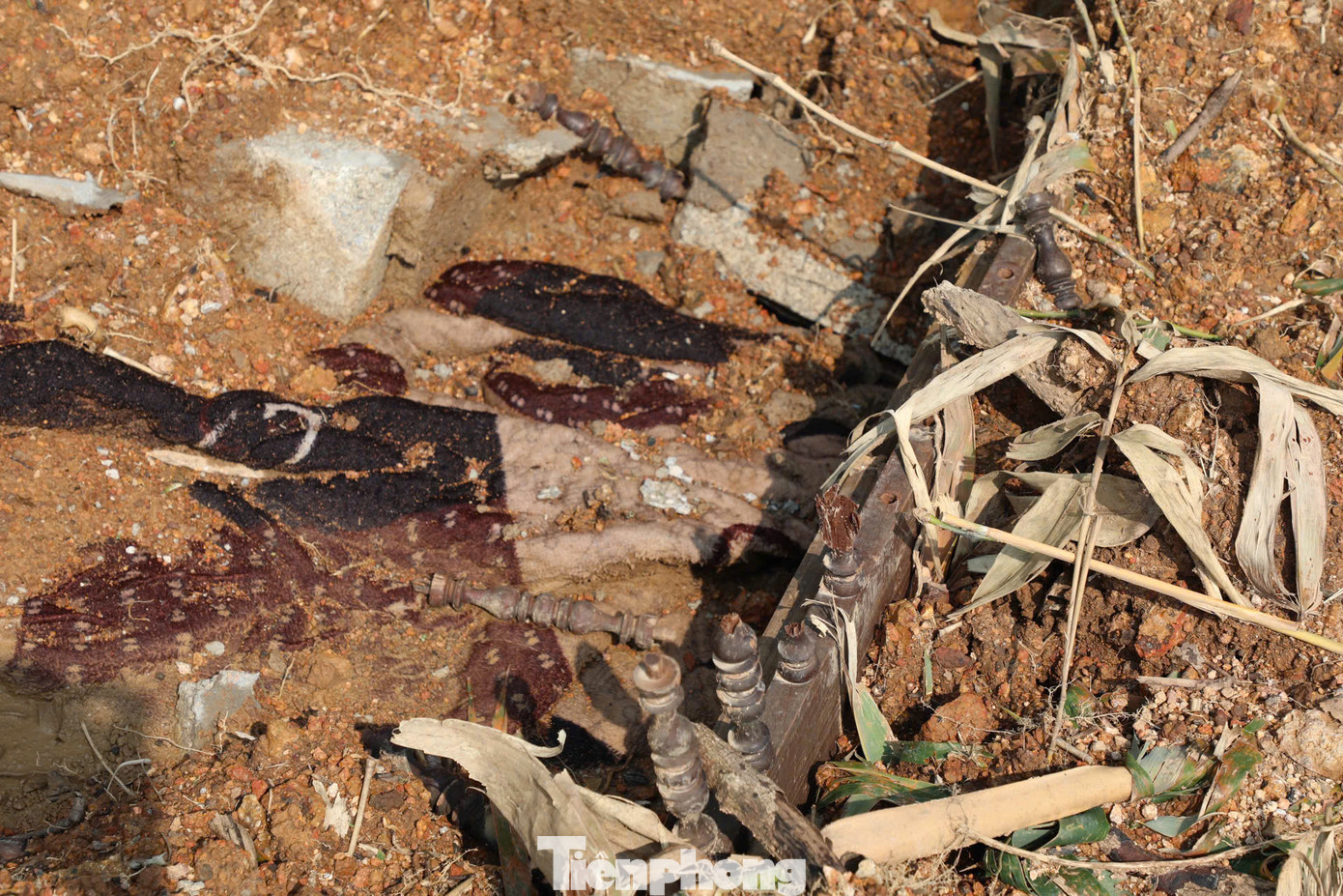 Vết chân giường đã gãy, nơi anh Lập nằm ở đó vào đêm trước khi vụ sạt lở xảy ra.