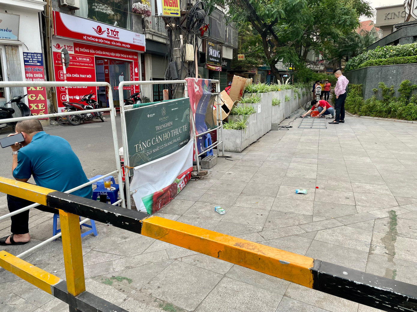 Mặt còn lại cũng bị quây kín bởi thanh chắn, bồn cây. Mặt còn lại cũng bị quây kín bởi thanh chắn, bồn cây.