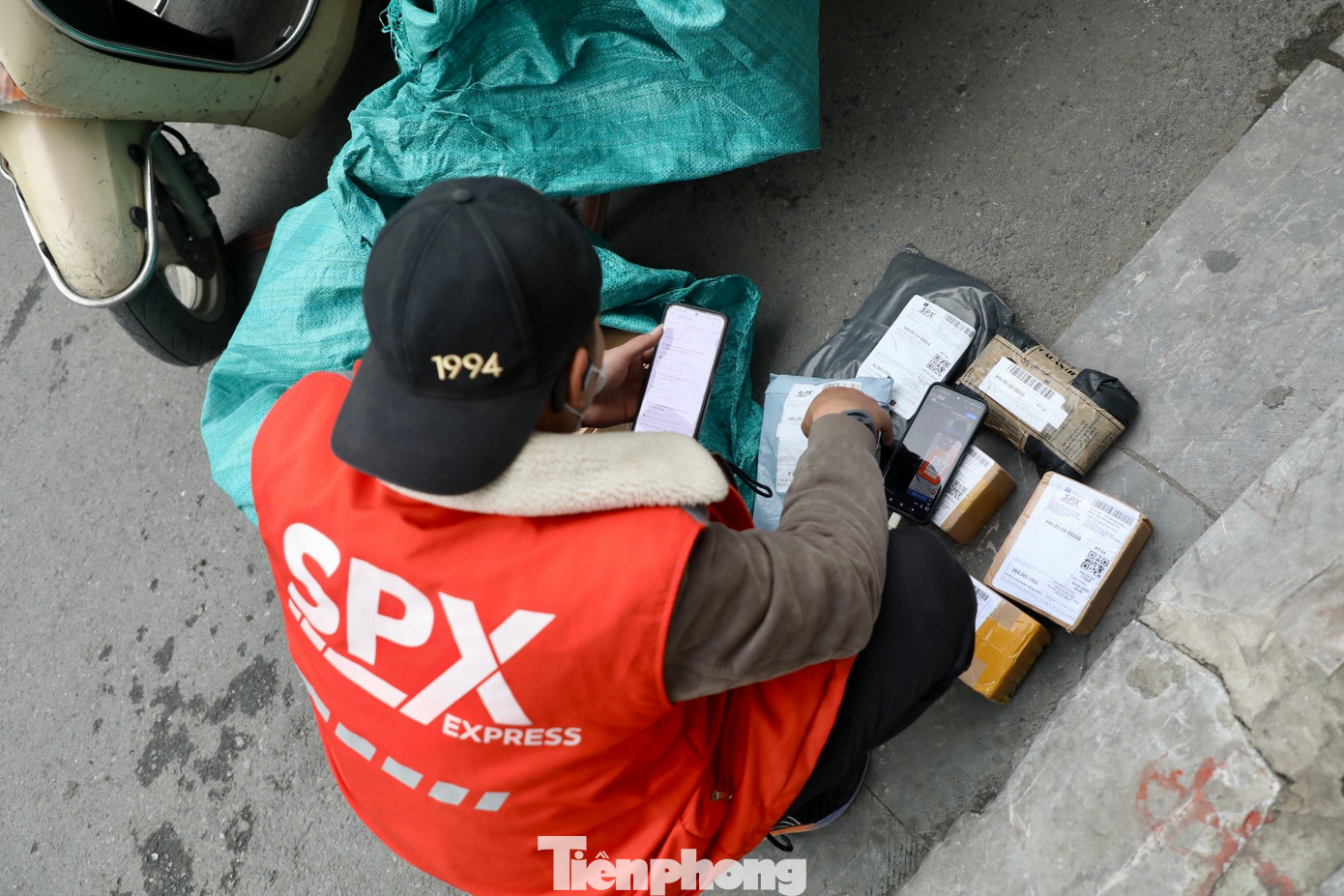 Đơn hàng được sắp xếp để gọi từng khách xuống nhận hàng.