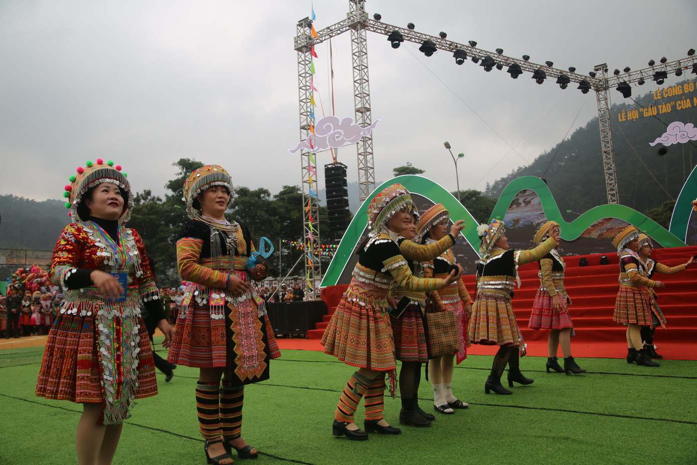 Nhiều hoạt động như ném pao, kéo co, đẩy gậy... diễn ra trong lễ hội.