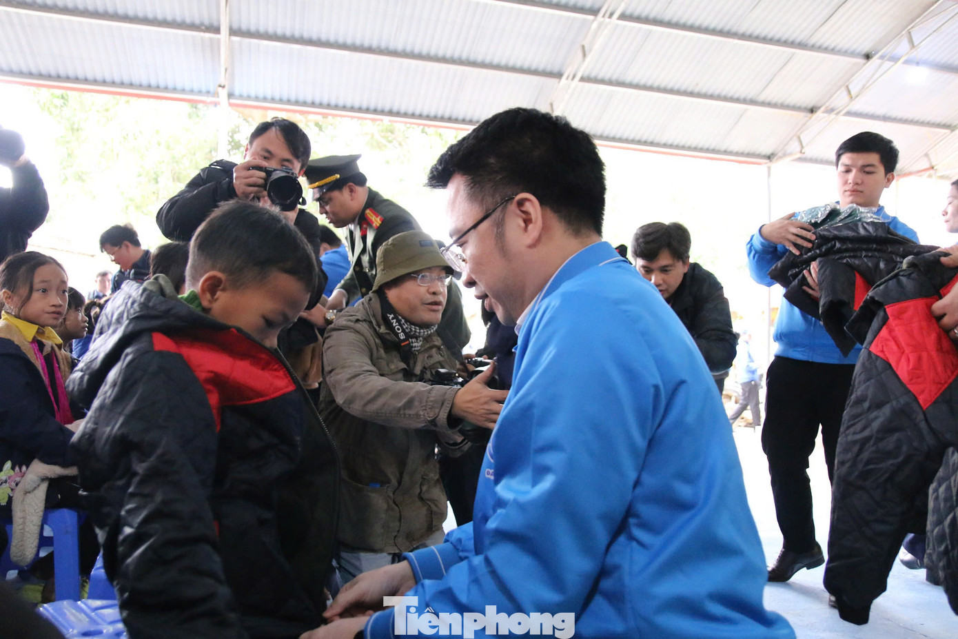 Anh Nguyễn Tường Lâm – Bí thư T.Ư Đoàn tặng áo cho các em học sinh khó khăn.