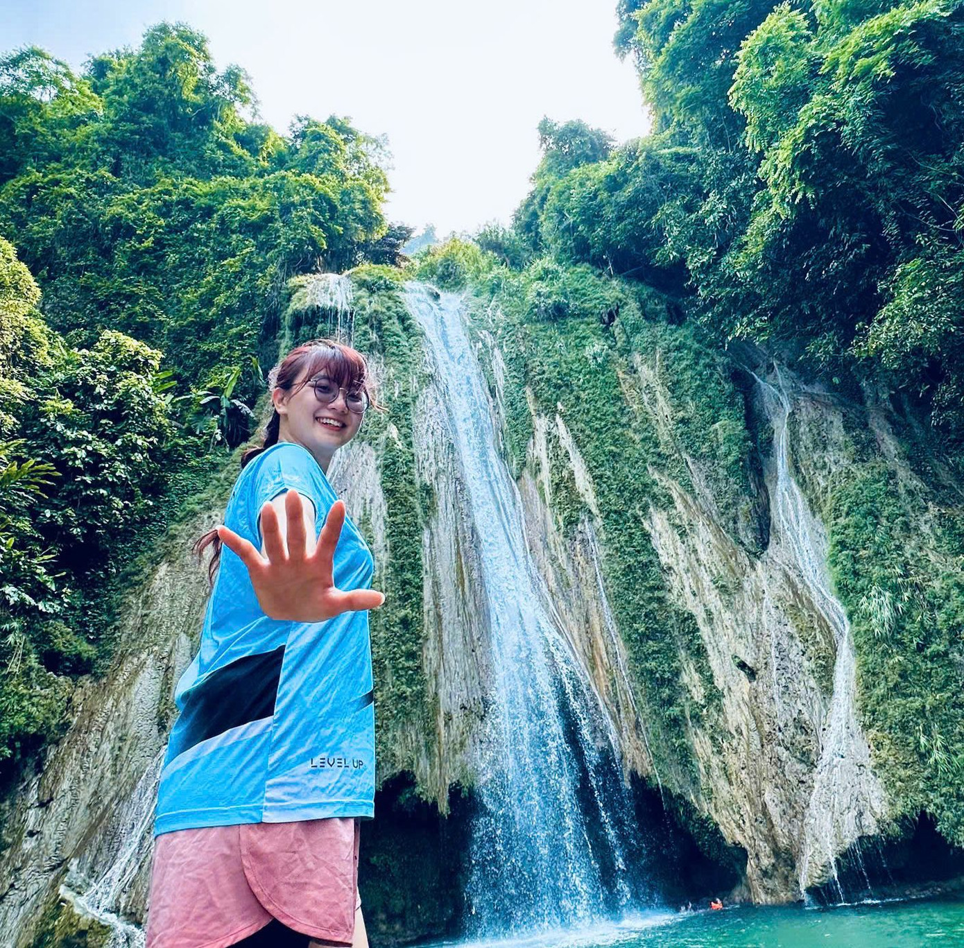 “Bọn tôi chụp được cả trăm kiểu ảnh, có những bức đúng là để đời. Về đến nơi là thay ảnh đại diện ngay”, cô cười nói.