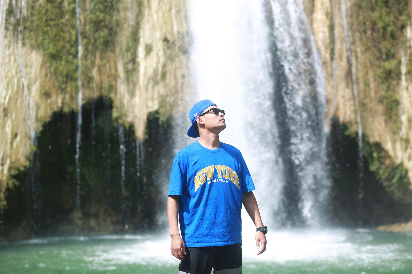 Nhiều bạn trẻ thích thú check-in bên dòng thác trắng xóa.