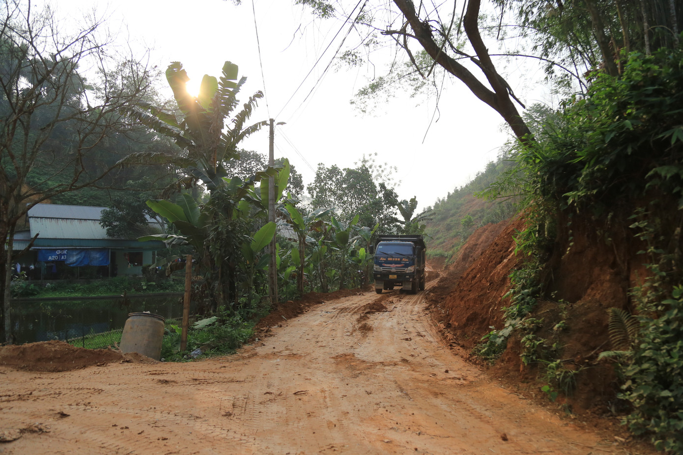 Đường sạt lở đang được khắc phục.