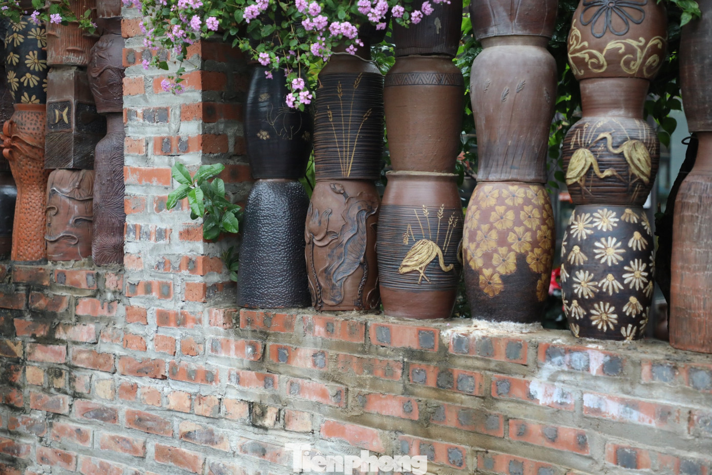 Các hộ làm gốm ở đây mang sản phẩm đi trưng bày tại các hội chợ, cửa hàng gốm khắp cả nước, bán buôn cho các cửa hàng gốm. Tuy nhiên, nghề gốm tại đây cũng đang dần mai một. Theo ông Nguyễn Văn Trọng, Phó Chủ tịch thị trấn Hương Canh, cả làng hiện chỉ còn 7 hộ gia đình còn duy trì nghề gốm. Nguyên nhân vì không có quy hoạch làng nghề tập trung, nguồn đất ruộng để tạo ra sản phẩm bị ảnh hưởng bởi quá trình đô thị hóa của địa phương, người trẻ cũng không mặn mà với nghề vì vất vả và thu nhập bấp bênh.