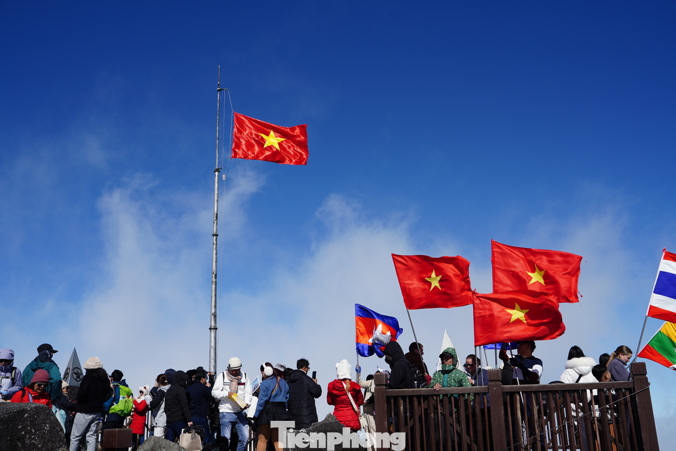 Quốc kỳ Việt Nam bay phấp phới trên đỉnh Fansipan.