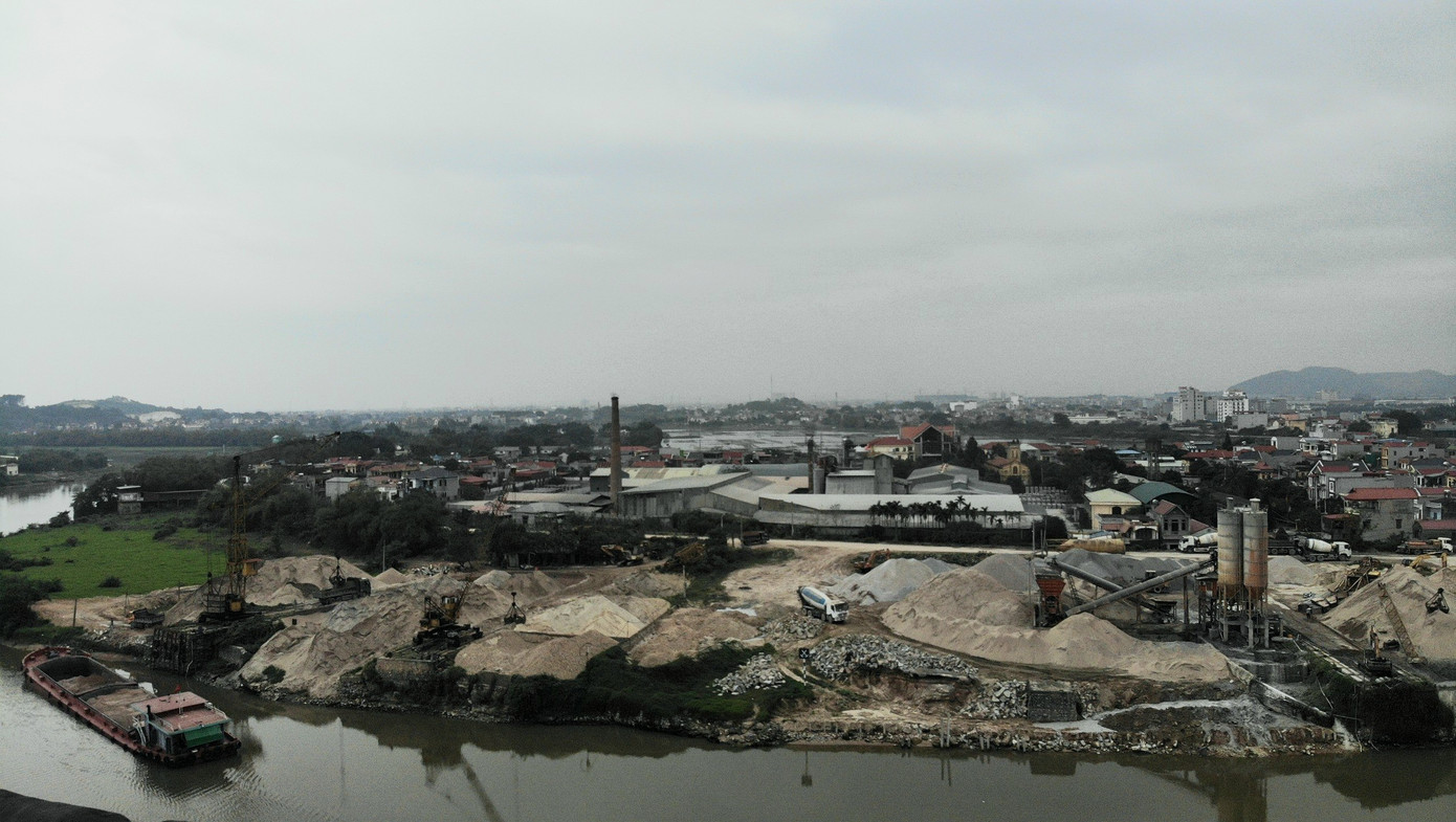 Thống kê của Cảng vụ đường thủy tại khu vực này, tính đến 14/3/2024, trên địa bàn phường Quang Châu có đến 16 bến thủy nội địa hoạt động không được cấp phép. Trong đó, có những bến thủy vi phạm hành lang bảo vệ cầu như bến Ngoan Ninh, đã bị đề nghị đưa ra khỏi danh sách cảng bến tạm của tỉnh. Hay tại phường này cũng có những bến lớn như bến Hoàn Chinh (Cty TNHH MTV Hoàn Chinh) và bến Việt Đức (Công ty xây dựng Việt Đức) có giấy phép đã hết hạn từ lâu nhưng vẫn ngang nhiên hoạt động.