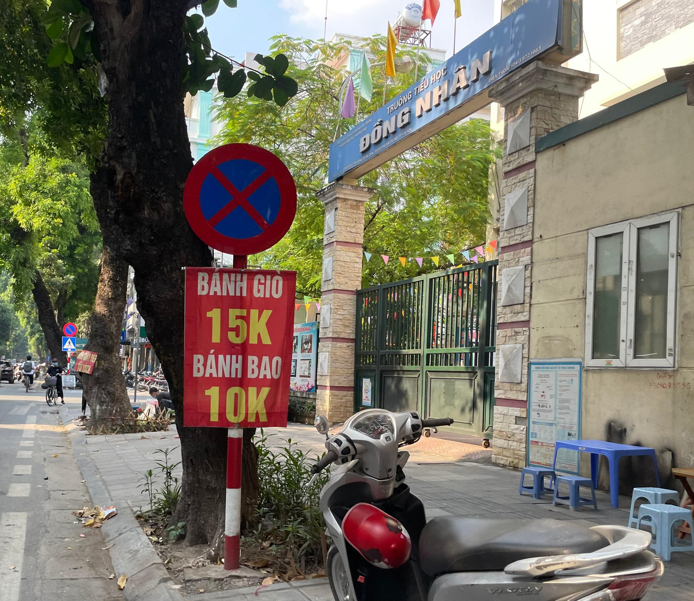 Các biển quảng cáo được người dân treo lên cột biển báo giao thông sẽ được Sở GTVT tổ chức tháo dỡ. Các biển quảng cáo được người dân treo lên cột biển báo giao thông sẽ được Sở GTVT tổ chức tháo dỡ.