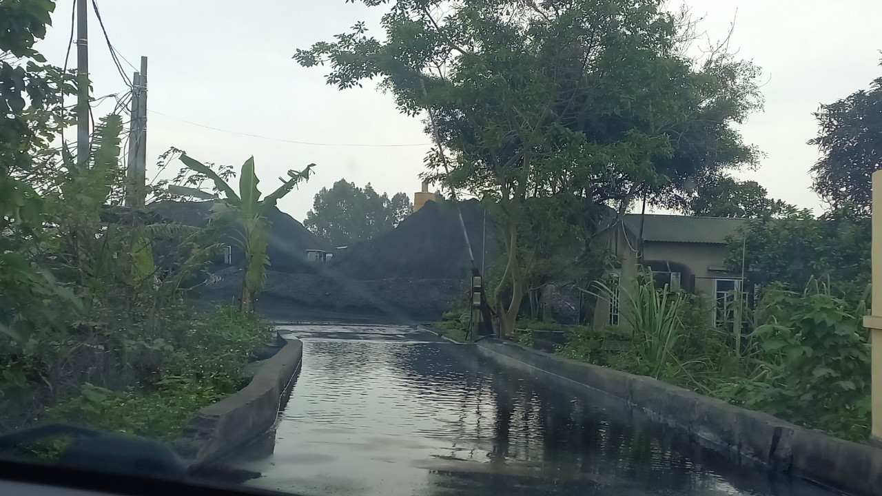 Và những núi than lớn này đương nhiên không được che chắn.