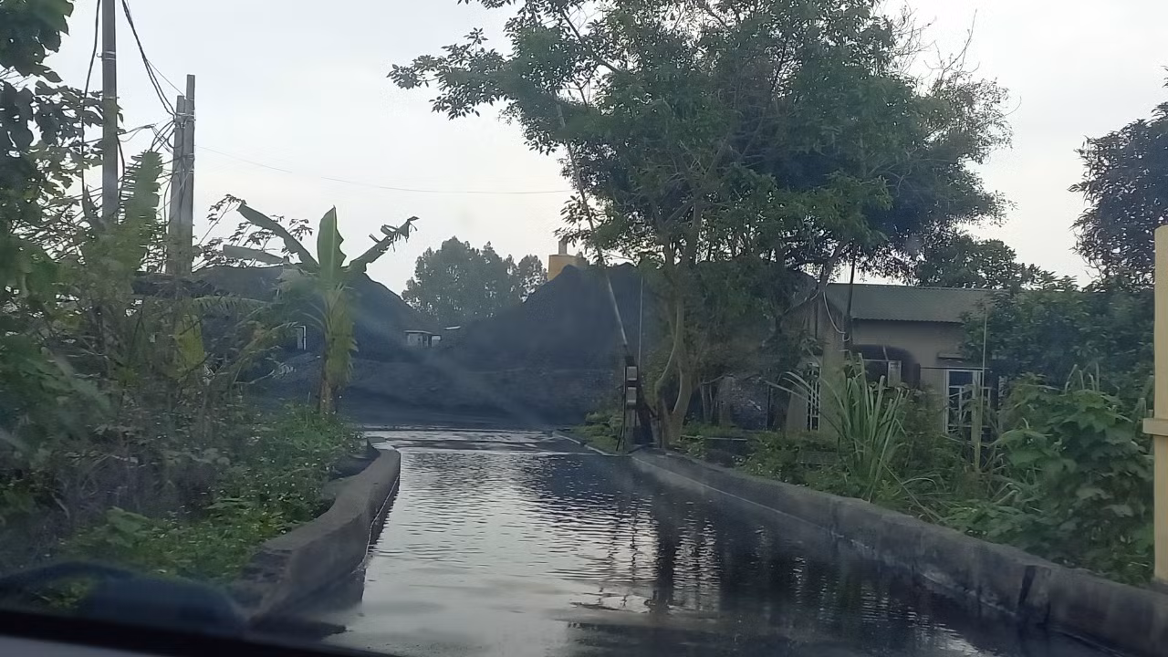 Và những núi than lớn này đương nhiên không được che chắn.